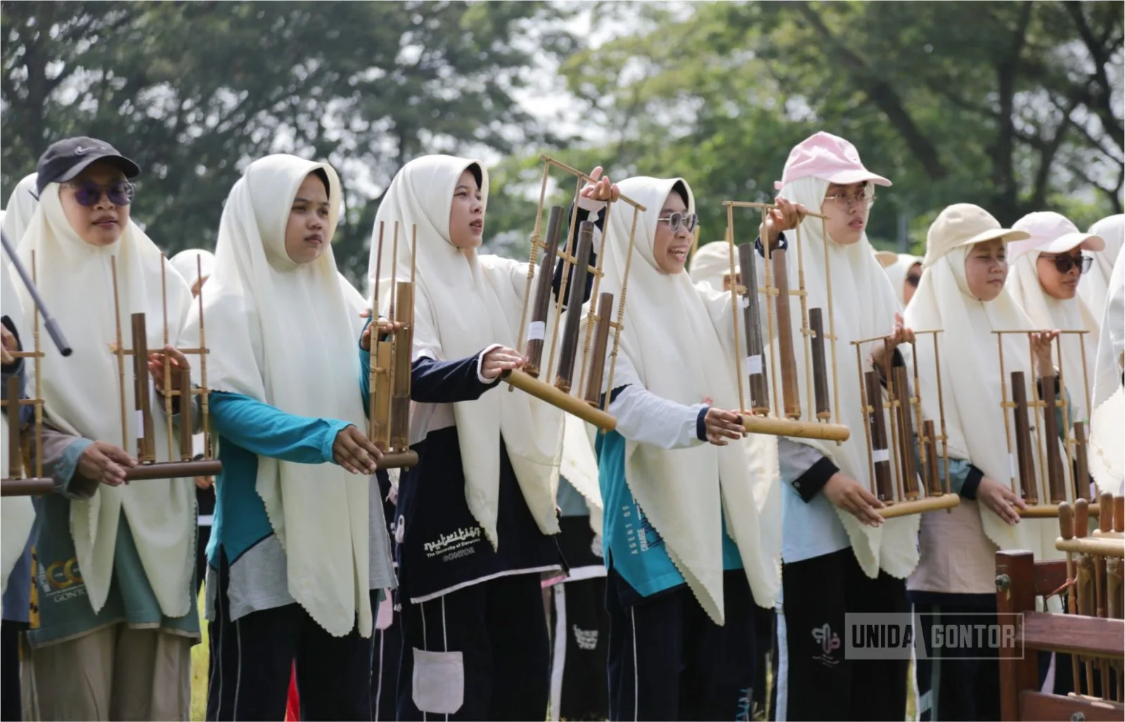 Mahasiswi UNIDA Gontor mengikuti latihan terbimbing PPKA 2026 dengan penuh semangat dan disiplin.