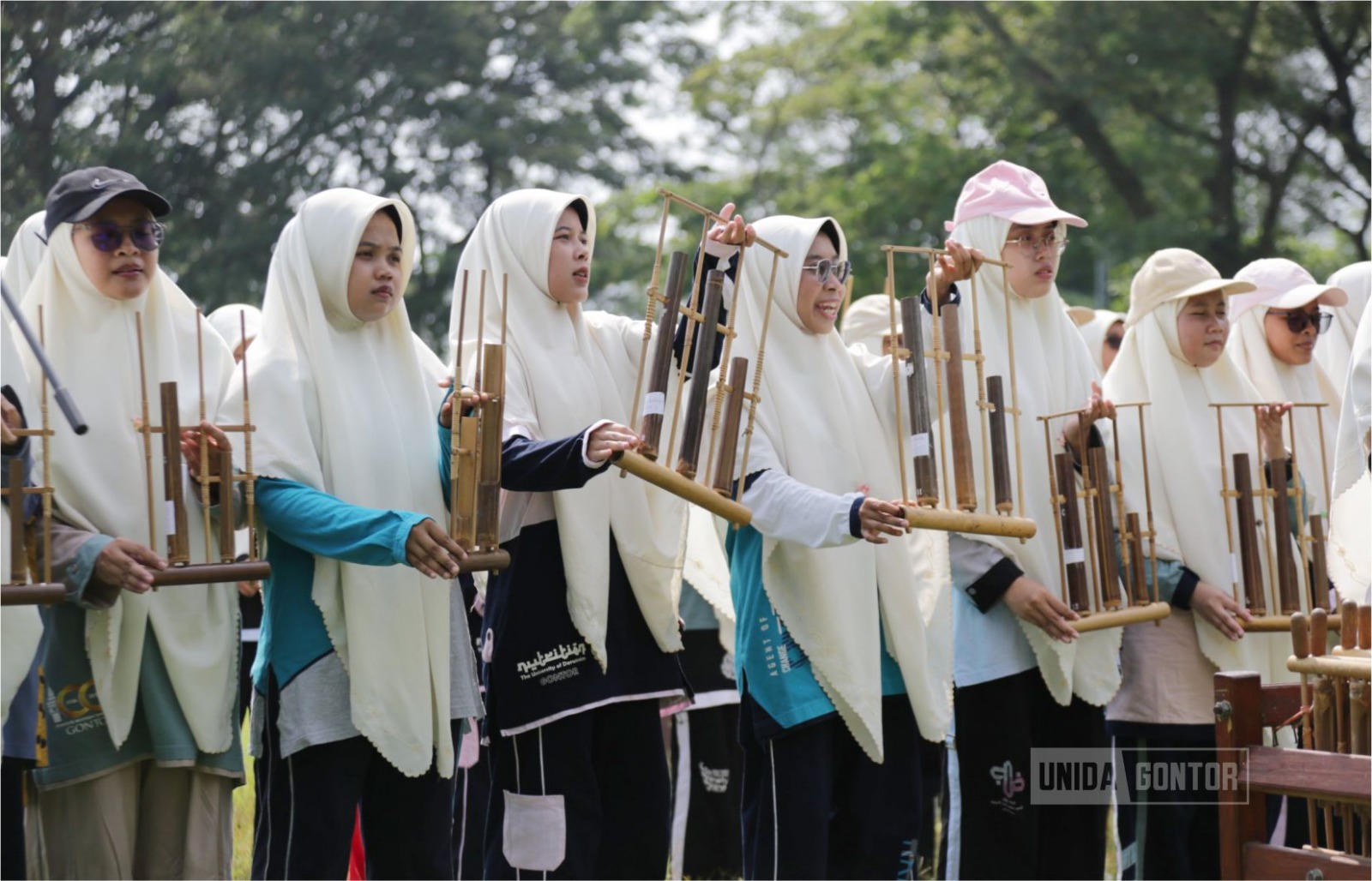 Mahasiswi UNIDA Gontor mengikuti latihan terbimbing PPKA 2026 dengan penuh semangat dan disiplin.