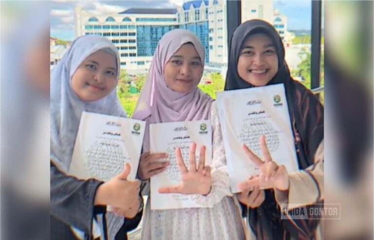 Tiga mahasiswi PBA UNIDA Gontor menerima penghargaan Juara 3 Lomba Video Animasi di UNISSA Brunei Darussalam.