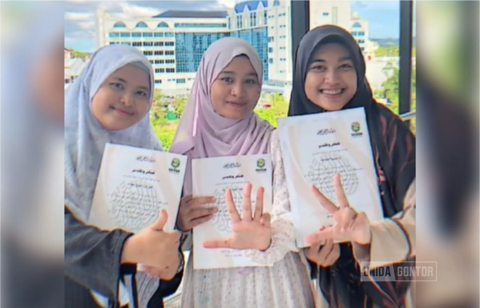Tiga mahasiswi PBA UNIDA Gontor menerima penghargaan Juara 3 Lomba Video Animasi di UNISSA Brunei Darussalam.