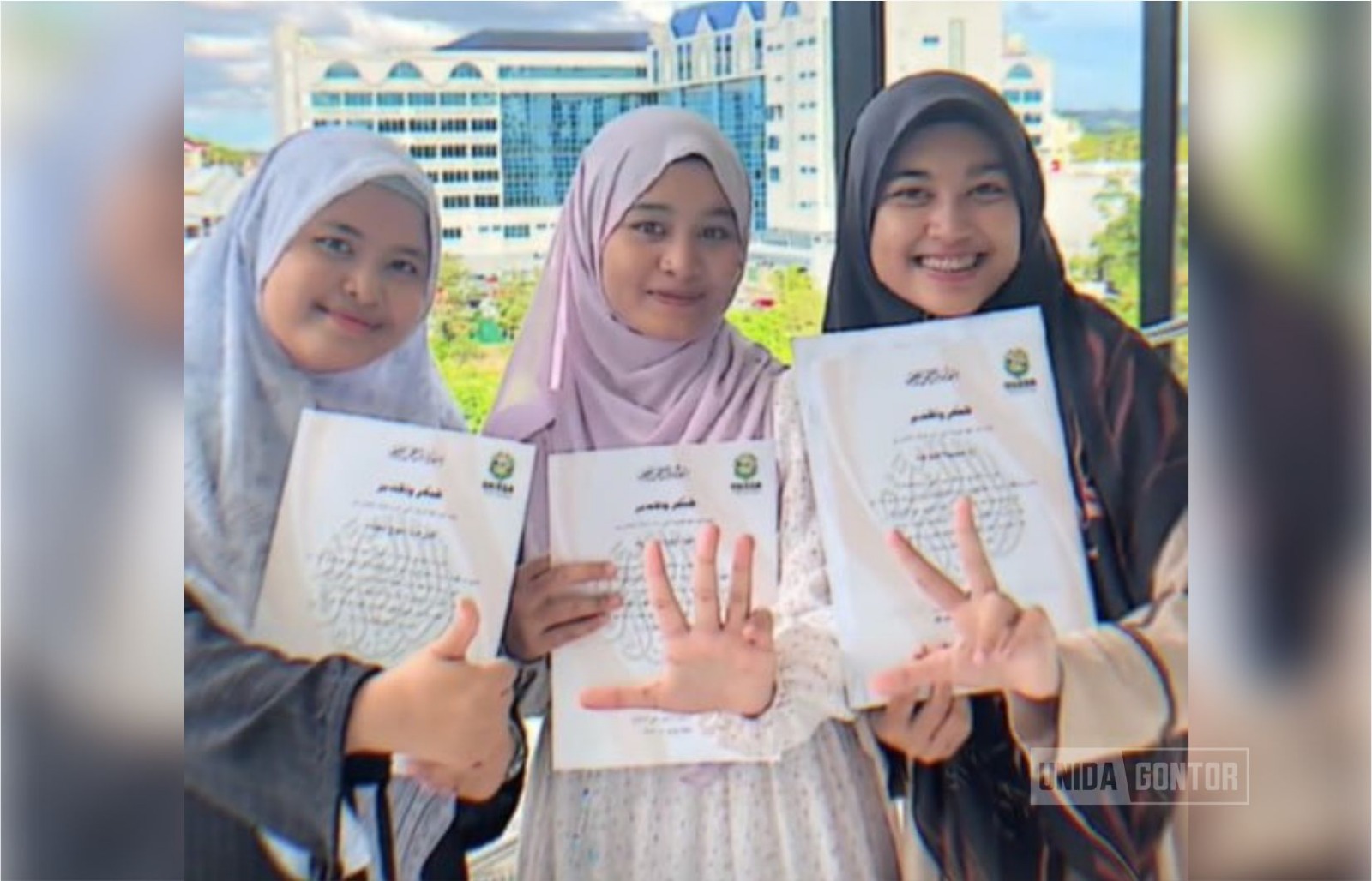 Tiga mahasiswi PBA UNIDA Gontor menerima penghargaan Juara 3 Lomba Video Animasi di UNISSA Brunei Darussalam.