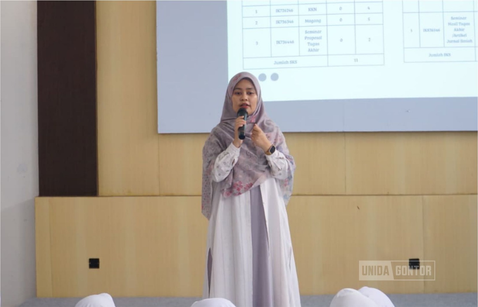 Mahasiswi baru Fakultas Humaniora UNIDA Gontor mengikuti OSFAK 2026 di Aula CIOS.