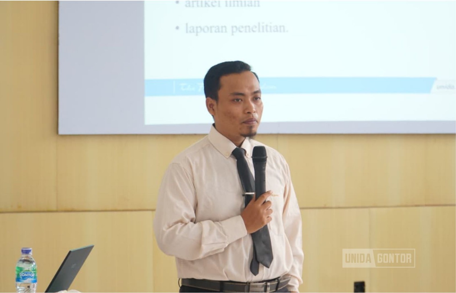 Mahasiswi baru Fakultas Humaniora UNIDA Gontor mengikuti OSFAK 2026 di Aula CIOS.