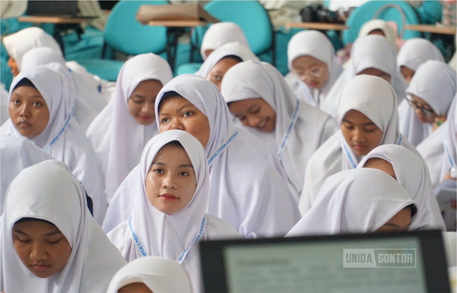 Mahasiswi baru Fakultas Humaniora UNIDA Gontor mengikuti OSFAK 2026 di Aula CIOS.