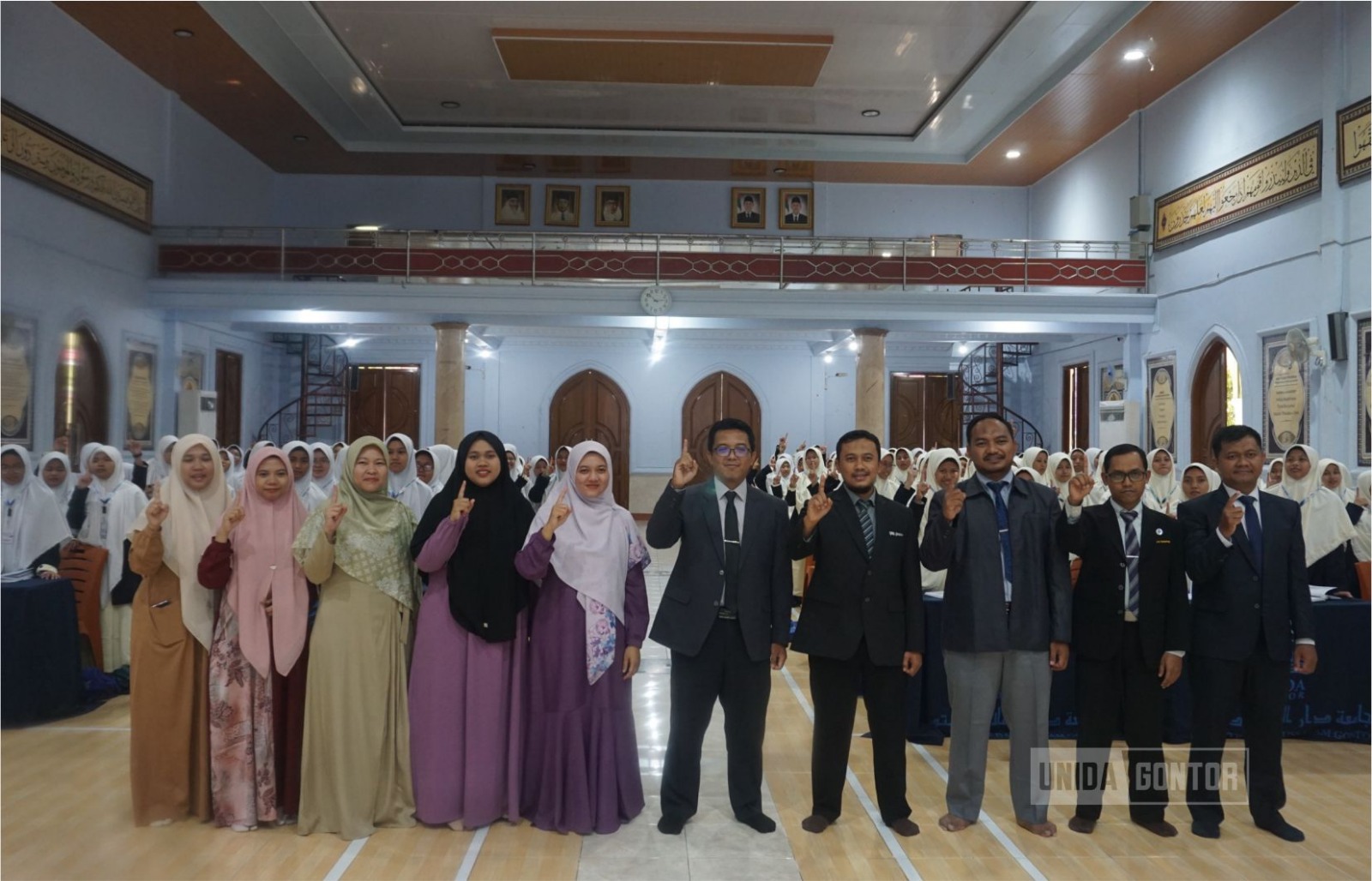 Mahasiswi baru UNIDA Gontor mengikuti kegiatan OSPEK Fakultas di kampus