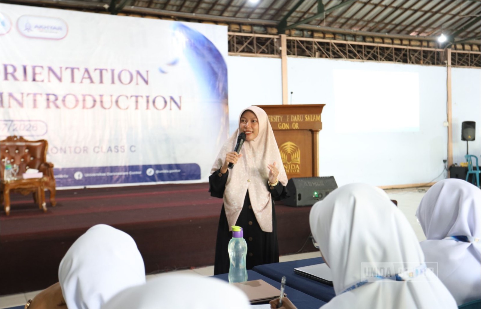 Mahasiswi baru UNIDA Gontor mengikuti kegiatan OSPEK Fakultas di kampus