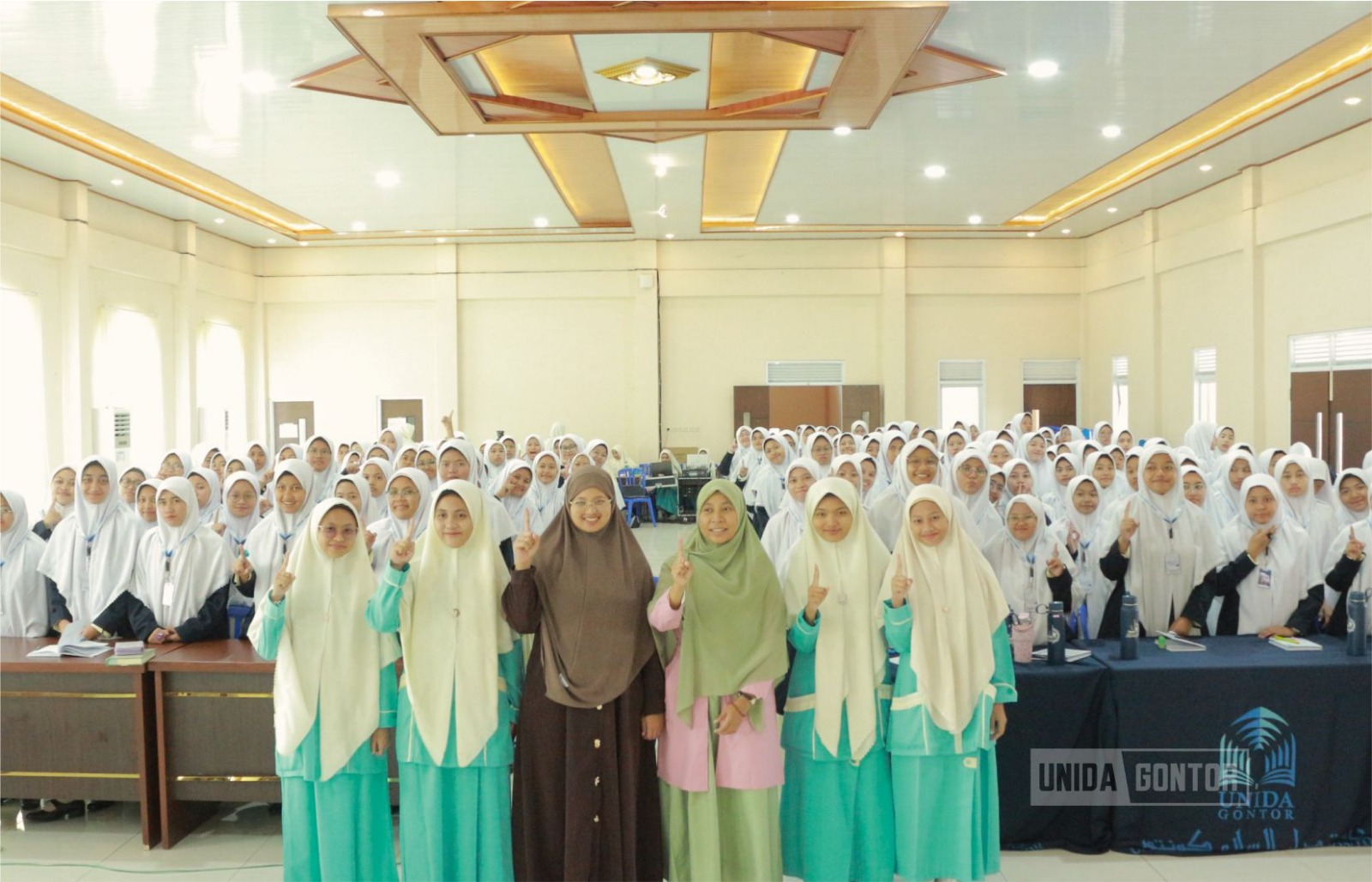 Mahasiswi baru UNIDA Gontor mengikuti kegiatan OSPEK Fakultas di kampus