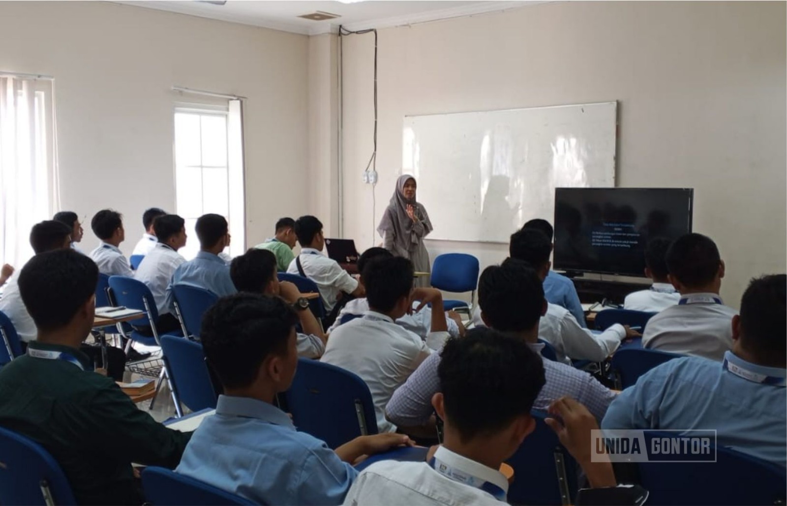 Mahasiswa baru Hubungan Internasional UNIDA Gontor mengikuti orientasi di Gedung Terpadu Kampus A