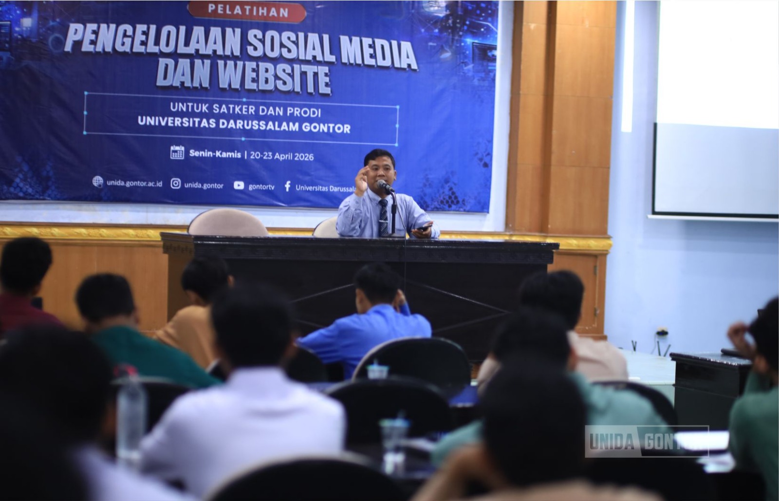 Peserta pelatihan pengelolaan media sosial dan website UNIDA Gontor mengikuti sesi strategi konten berbasis AI di Hall Hotel UNIDA Gontor.