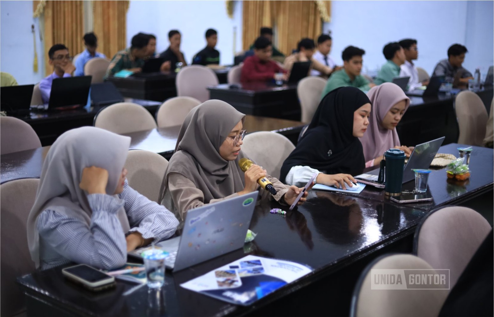 Peserta pelatihan pengelolaan media sosial dan website UNIDA Gontor mengikuti sesi strategi konten berbasis AI di Hall Hotel UNIDA Gontor.