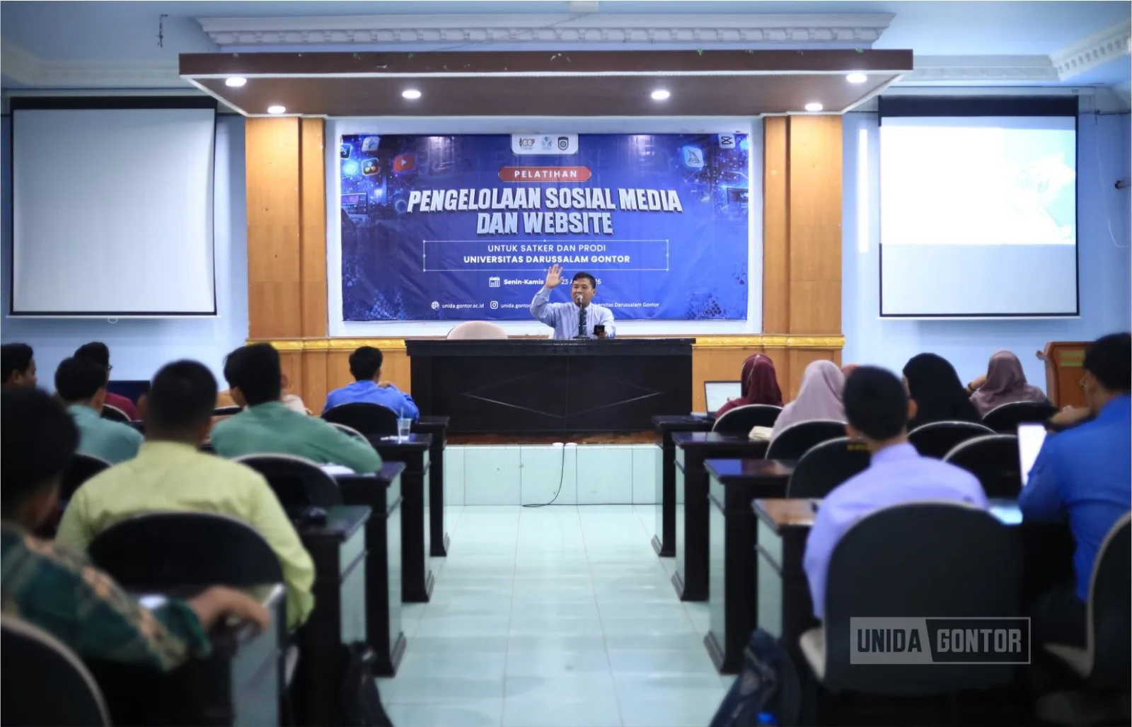 Peserta pelatihan pengelolaan media sosial dan website UNIDA Gontor mengikuti sesi strategi konten berbasis AI di Hall Hotel UNIDA Gontor.