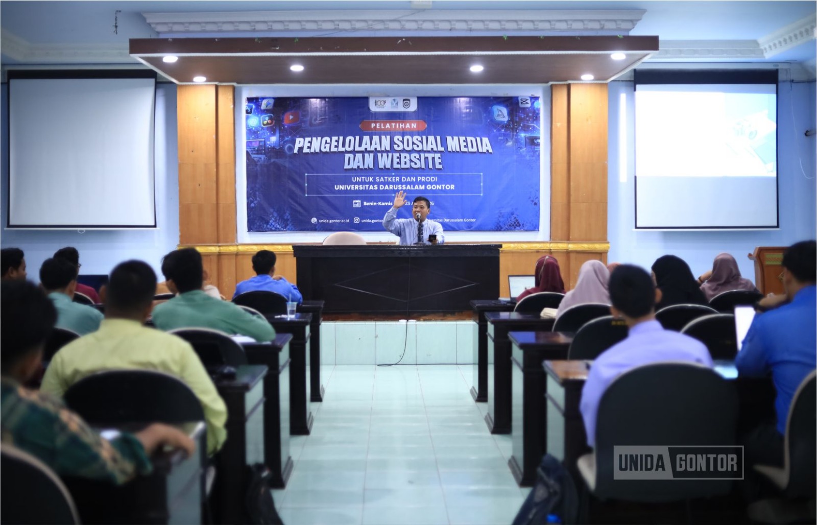 Peserta pelatihan pengelolaan media sosial dan website UNIDA Gontor mengikuti sesi strategi konten berbasis AI di Hall Hotel UNIDA Gontor.