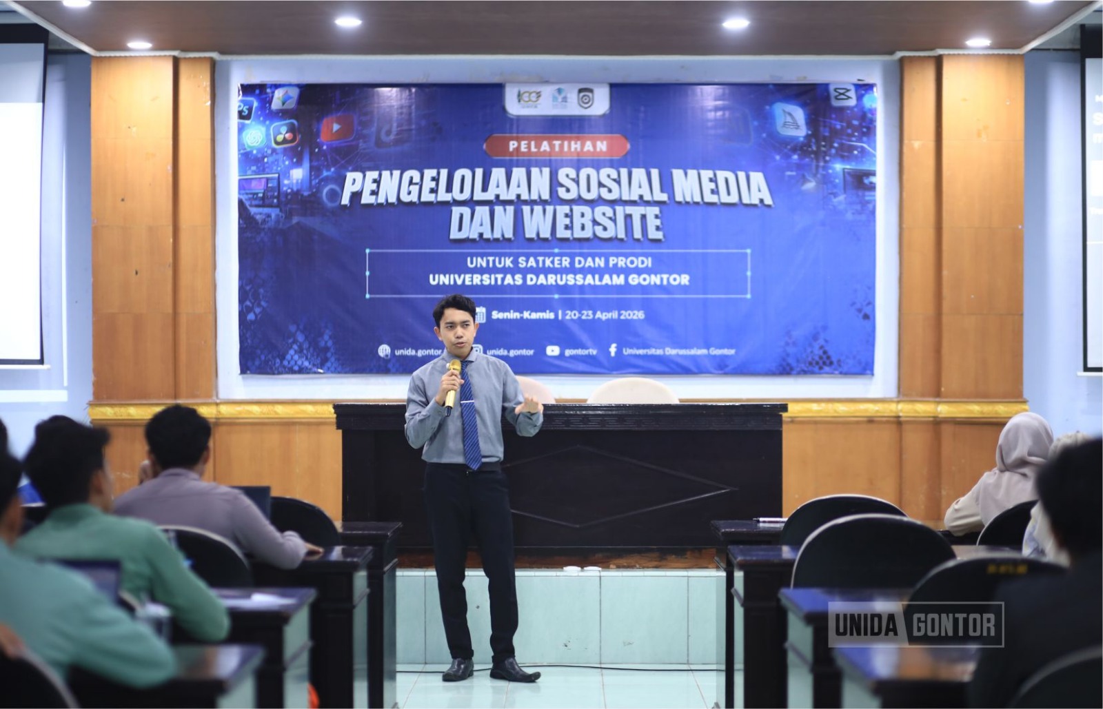 Peserta pelatihan media sosial dan website UNIDA Gontor mengikuti sesi materi produksi konten digital di Hall Hotel UNIDA Gontor.