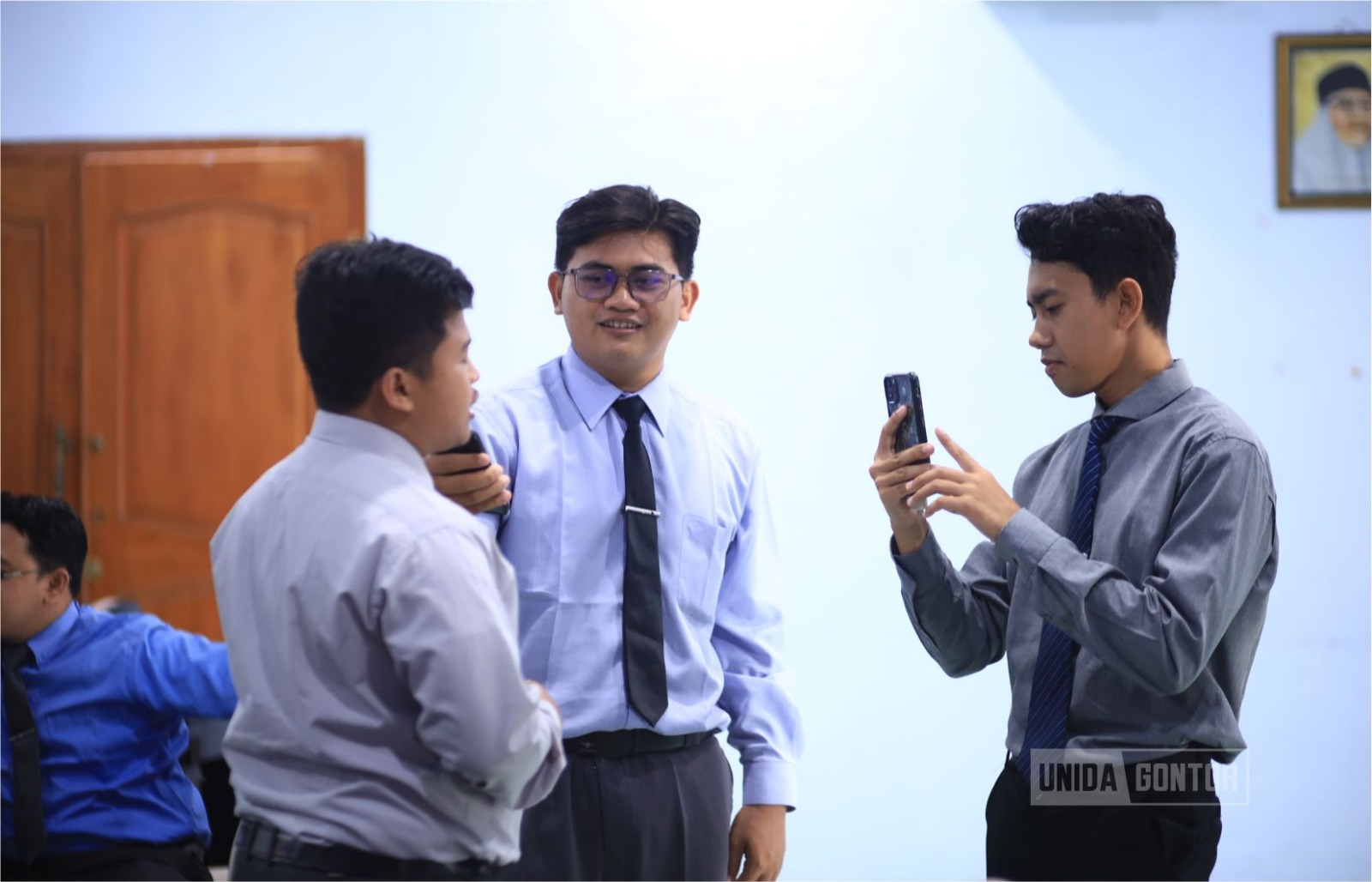 Peserta pelatihan media sosial dan website UNIDA Gontor mengikuti sesi materi produksi konten digital di Hall Hotel UNIDA Gontor.