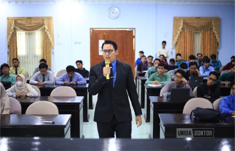 Peserta pelatihan media sosial dan website UNIDA Gontor mengikuti sesi materi produksi konten digital di Hall Hotel UNIDA Gontor.