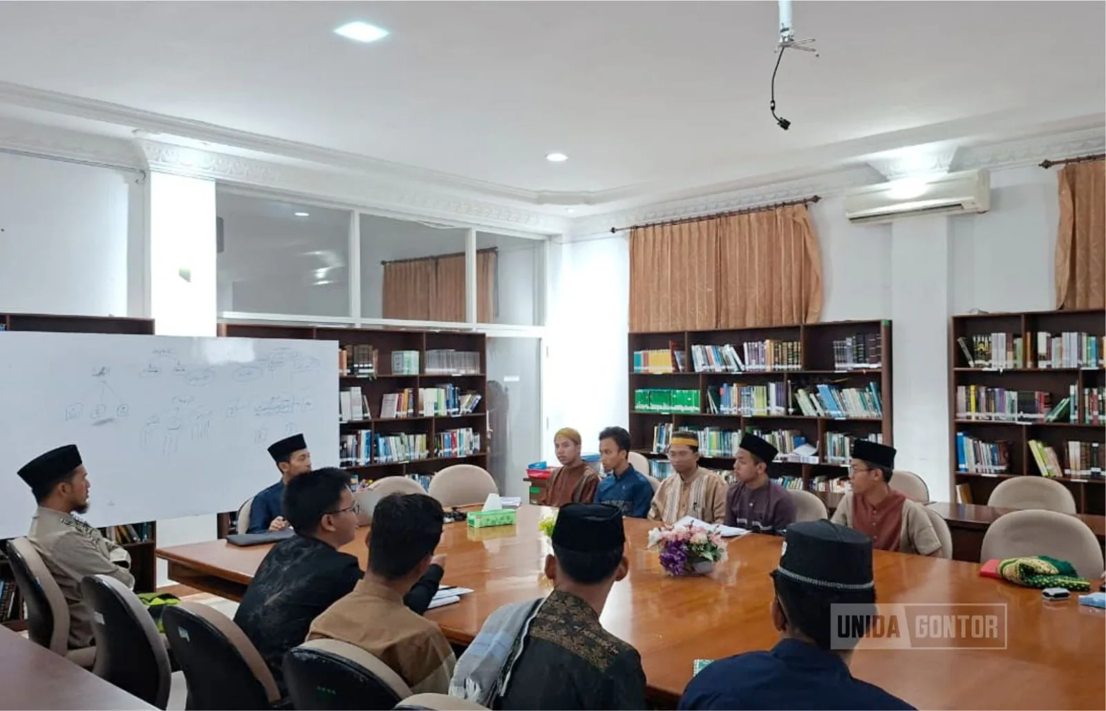 Pengurus Zona Bahasa mengikuti pembekalan perdana bersama Direktorat Pengembangan Bahasa UNIDA Gontor di Gedung Pascasarjana.