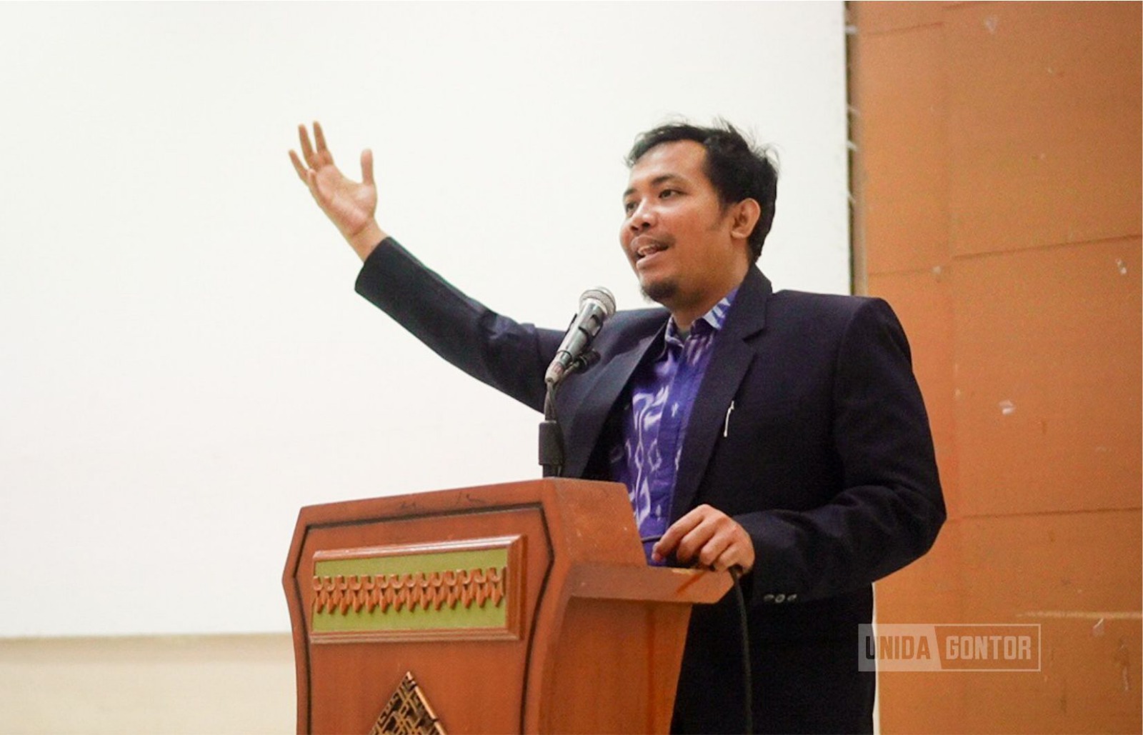 Pembukaan Divisi Pembelajaran HIMAKOM Universitas Darussalam Gontor di Hall CIOS bersama mahasiswa baru Ilmu Komunikasi.