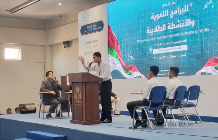Mahasiswa UNIDA Gontor mengikuti pembukaan Kegiatan Bahasa di Gedung Terpadu Universitas Darussalam Gontor