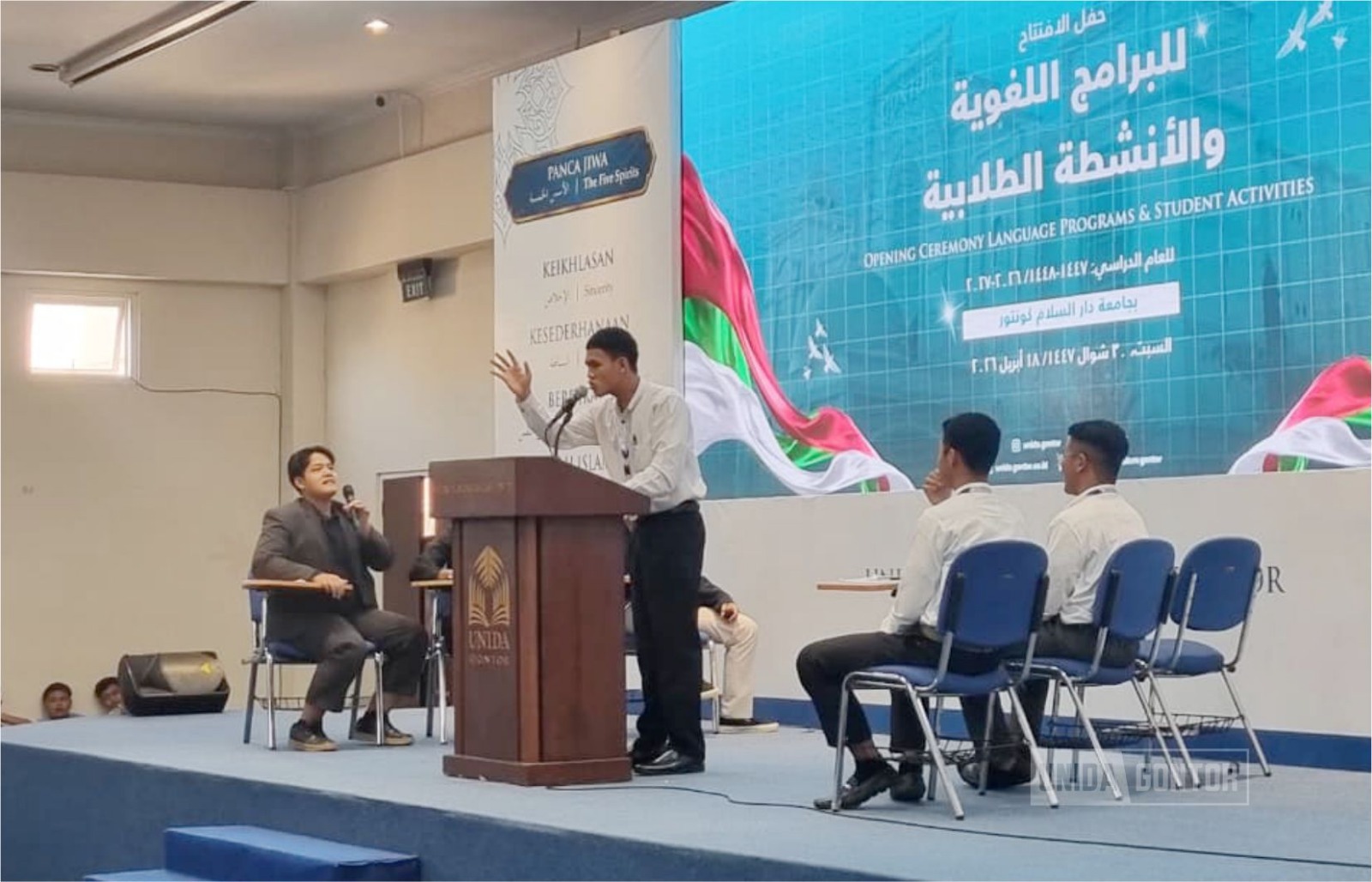 Mahasiswa UNIDA Gontor mengikuti pembukaan Kegiatan Bahasa di Gedung Terpadu Universitas Darussalam Gontor