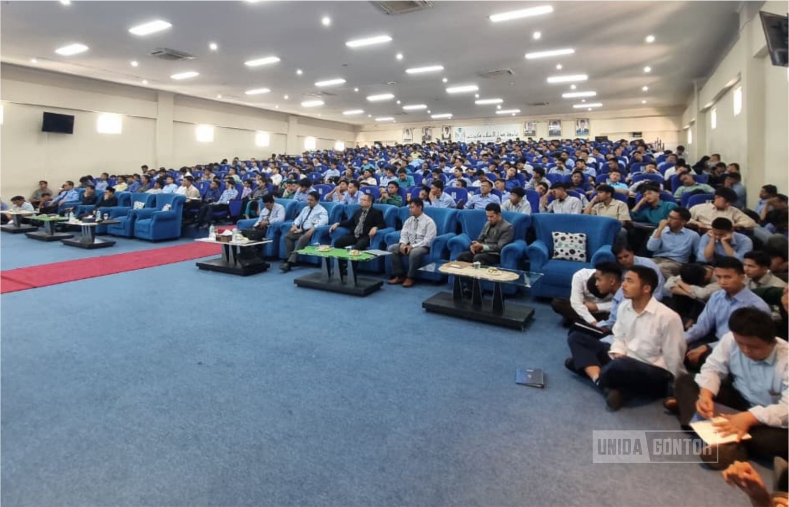 Mahasiswa UNIDA Gontor mengikuti pembukaan Kegiatan Bahasa di Gedung Terpadu Universitas Darussalam Gontor