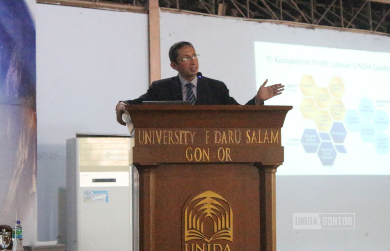 Mahasiswa baru UNIDA Gontor mengikuti materi OSPEK AKHYAR 2026 bersama Wakil Rektor di Aula Kelas C