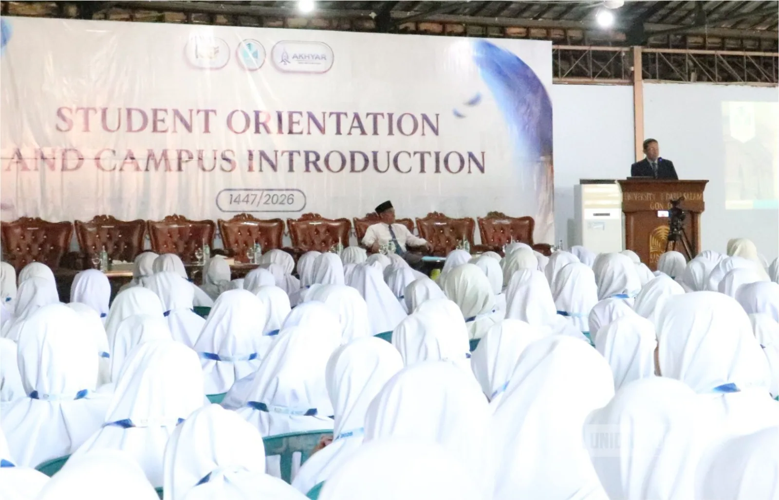 Mahasiswa baru UNIDA Gontor mengikuti materi OSPEK AKHYAR 2026 bersama Wakil Rektor di Aula Kelas C