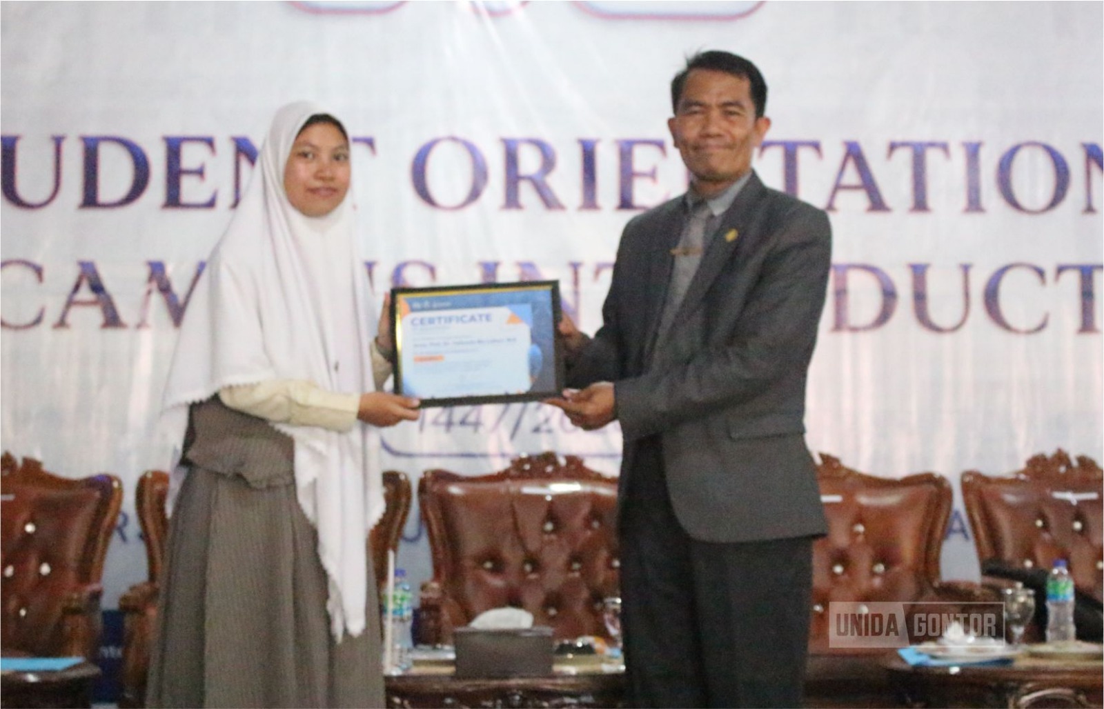 Mahasiswa baru UNIDA Gontor mengikuti materi OSPEK AKHYAR 2026 bersama Wakil Rektor di Aula Kelas C