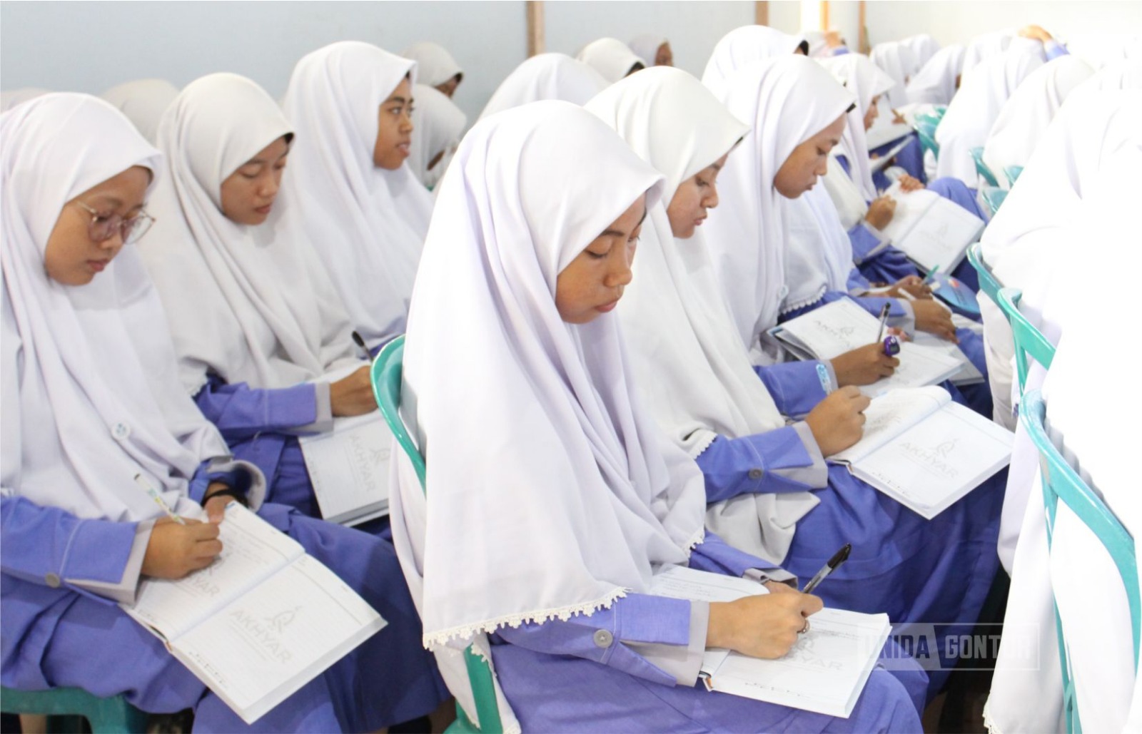 Mahasiswa baru UNIDA Gontor mengikuti OSPEK AKHYAR 2026 di Aula kampus