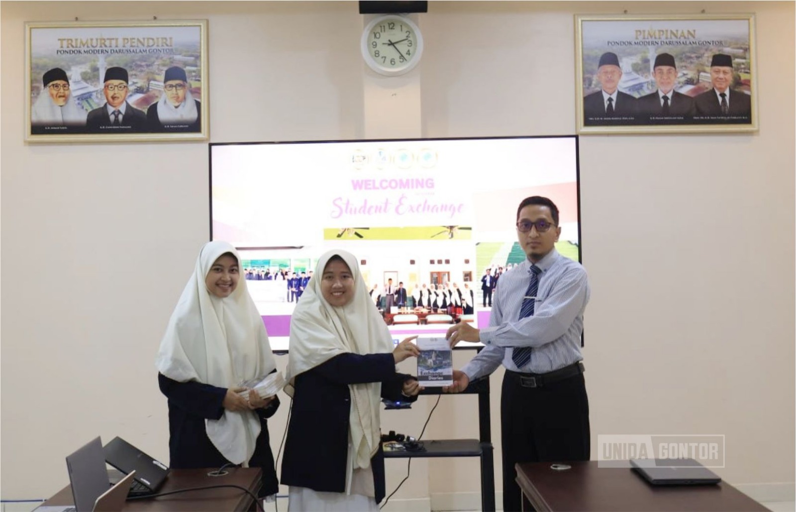 Mahasiswa student exchange Brunei Darussalam menyerahkan buku The Exchange Diaries di UNIDA Gontor