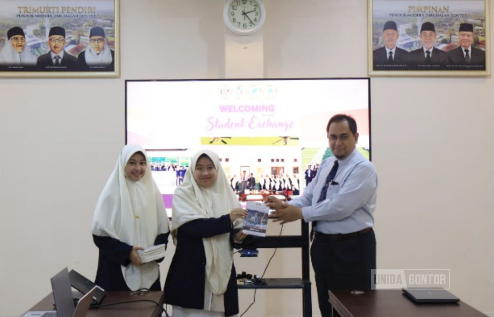Mahasiswa student exchange Brunei Darussalam menyerahkan buku The Exchange Diaries di UNIDA Gontor