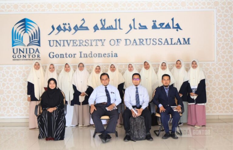 Mahasiswa student exchange Brunei Darussalam menyerahkan buku The Exchange Diaries di UNIDA Gontor