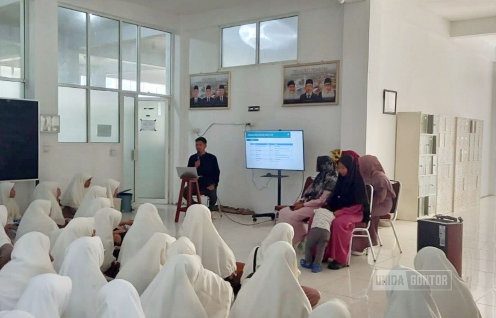 Workshop pembuatan lotion herbal di Laboratorium Farmasi UNIDA Gontor