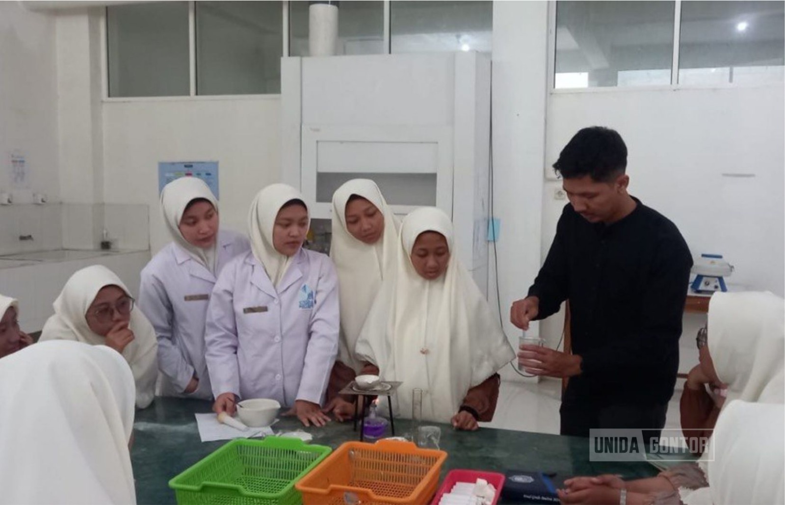 Workshop pembuatan lotion herbal di Laboratorium Farmasi UNIDA Gontor