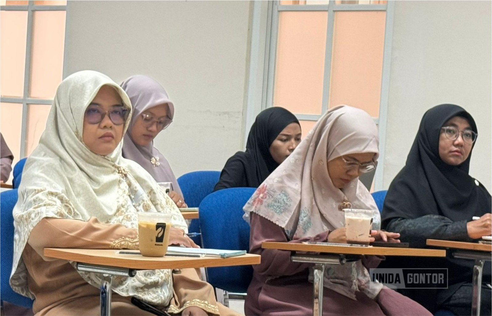 Sosialisasi Kurikulum Kelas Bahasa oleh DPB UNIDA Gontor di Smart Classroom dengan dosen dan tutor.