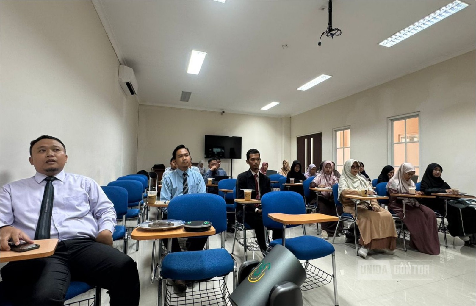 Sosialisasi Kurikulum Kelas Bahasa oleh DPB UNIDA Gontor di Smart Classroom dengan dosen dan tutor.