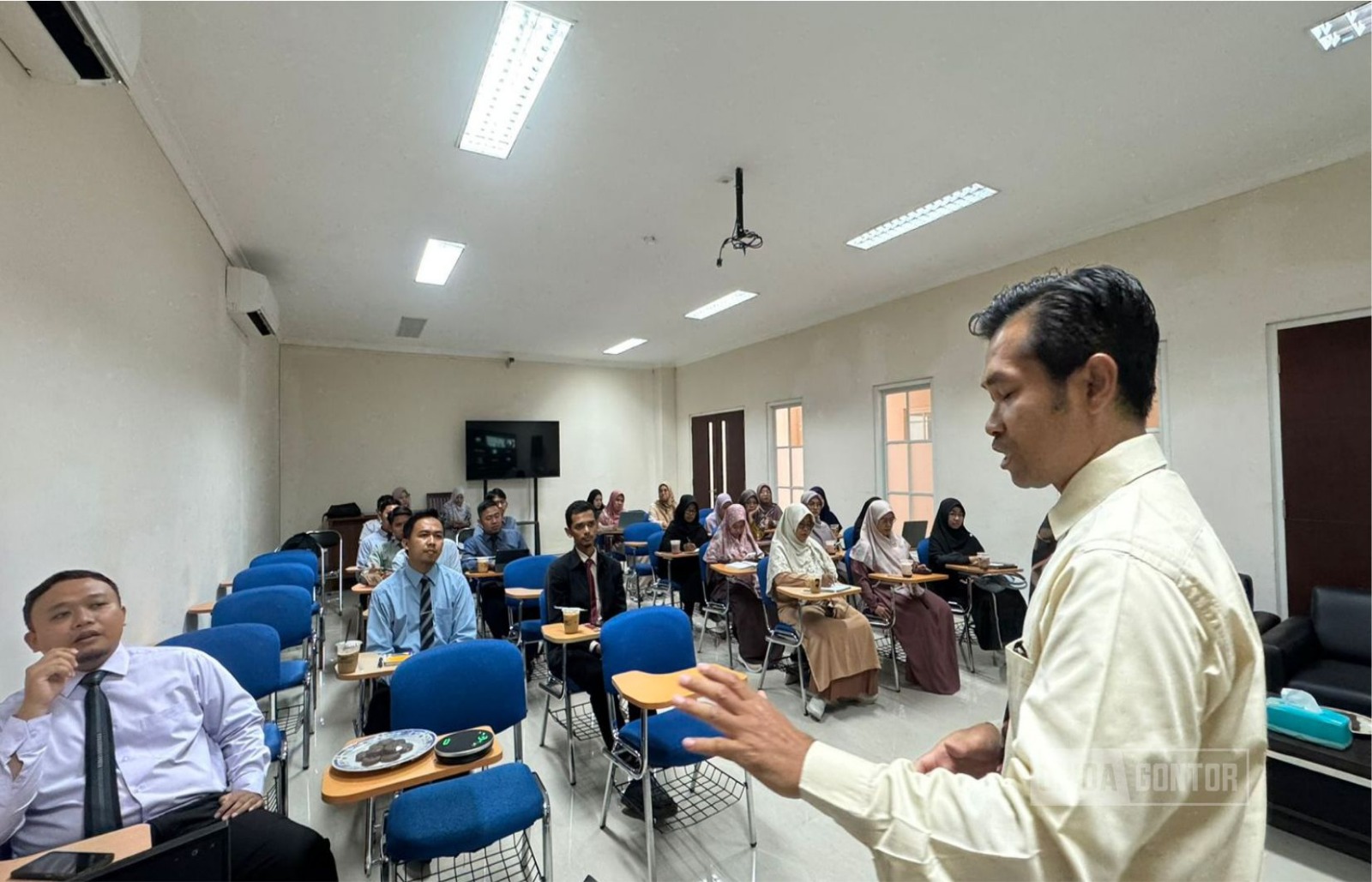 Sosialisasi Kurikulum Kelas Bahasa oleh DPB UNIDA Gontor di Smart Classroom dengan dosen dan tutor.
