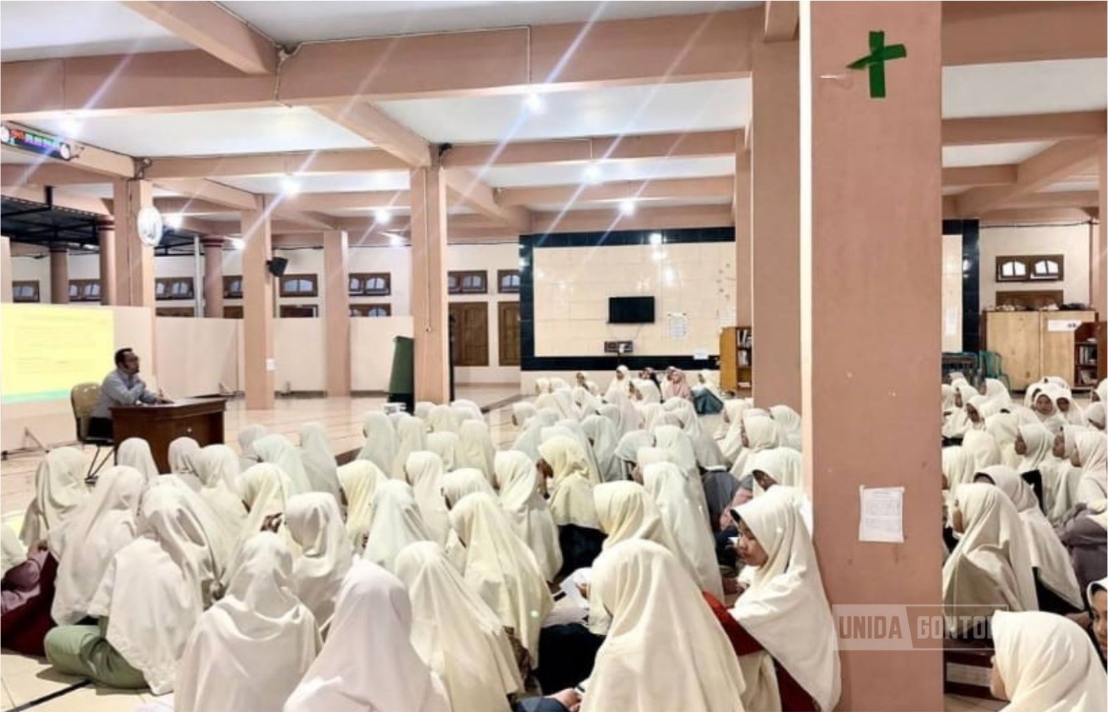 Mahasiswi tingkat akhir UNIDA Gontor mengikuti sosialisasi tes bahasa dan proofreading skripsi di Musholla Gedung Uzbekistan.