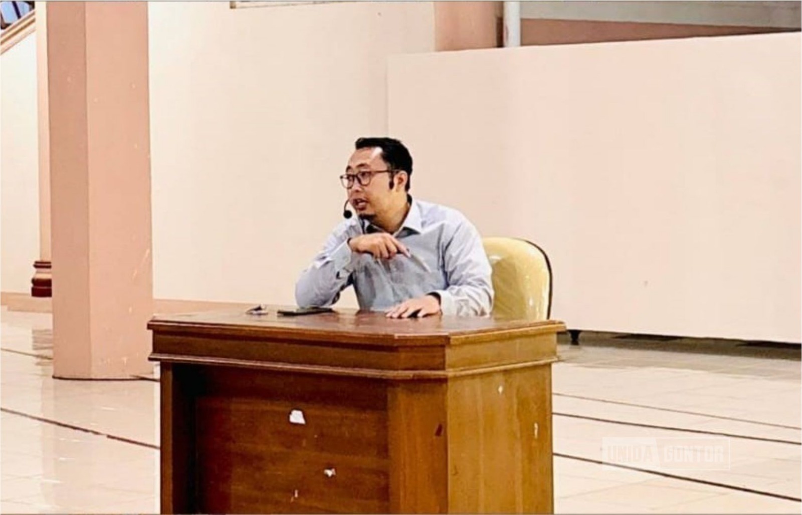 Mahasiswi tingkat akhir UNIDA Gontor mengikuti sosialisasi tes bahasa dan proofreading skripsi di Musholla Gedung Uzbekistan.