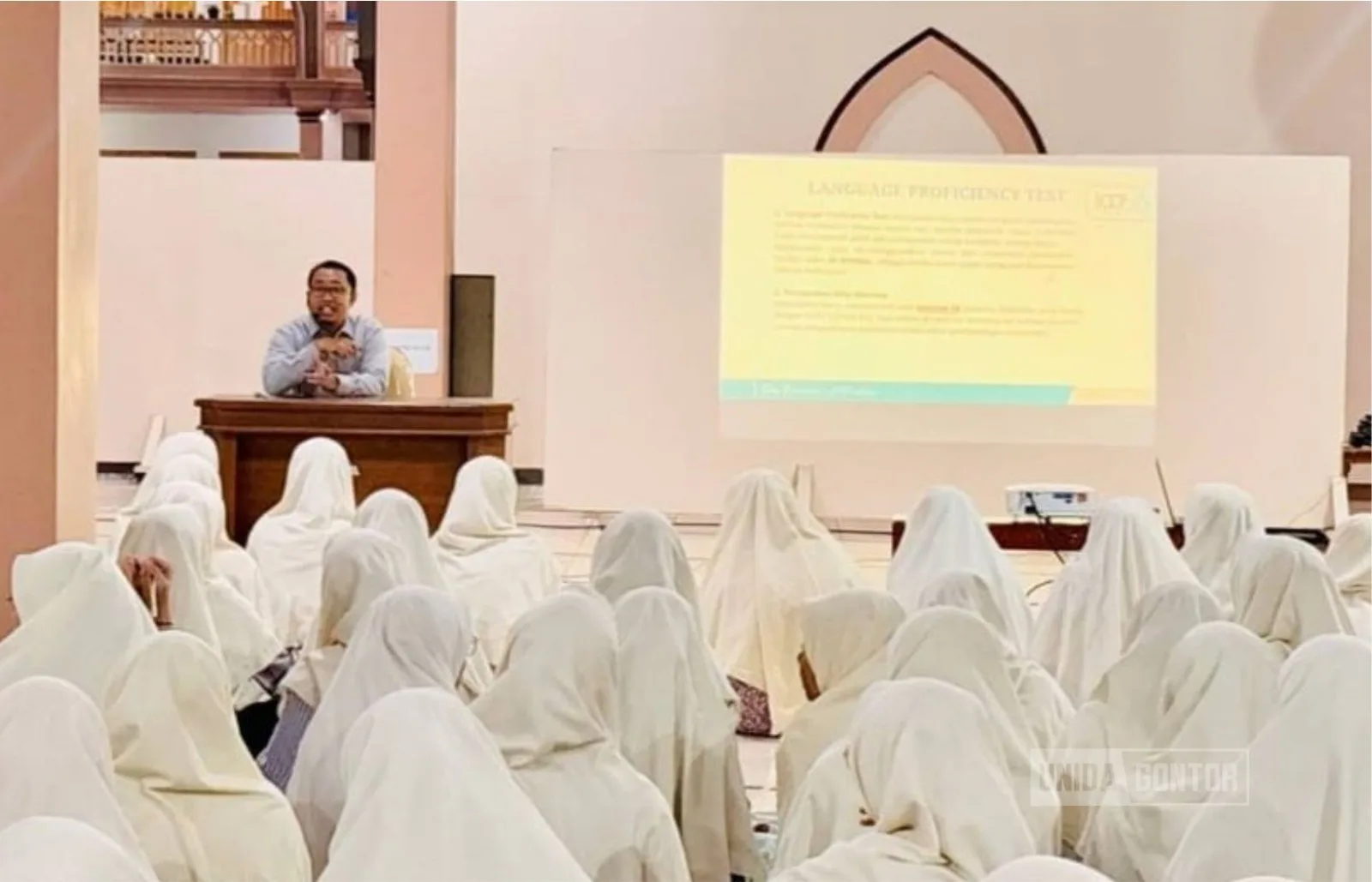 Mahasiswi tingkat akhir UNIDA Gontor mengikuti sosialisasi tes bahasa dan proofreading skripsi di Musholla Gedung Uzbekistan.