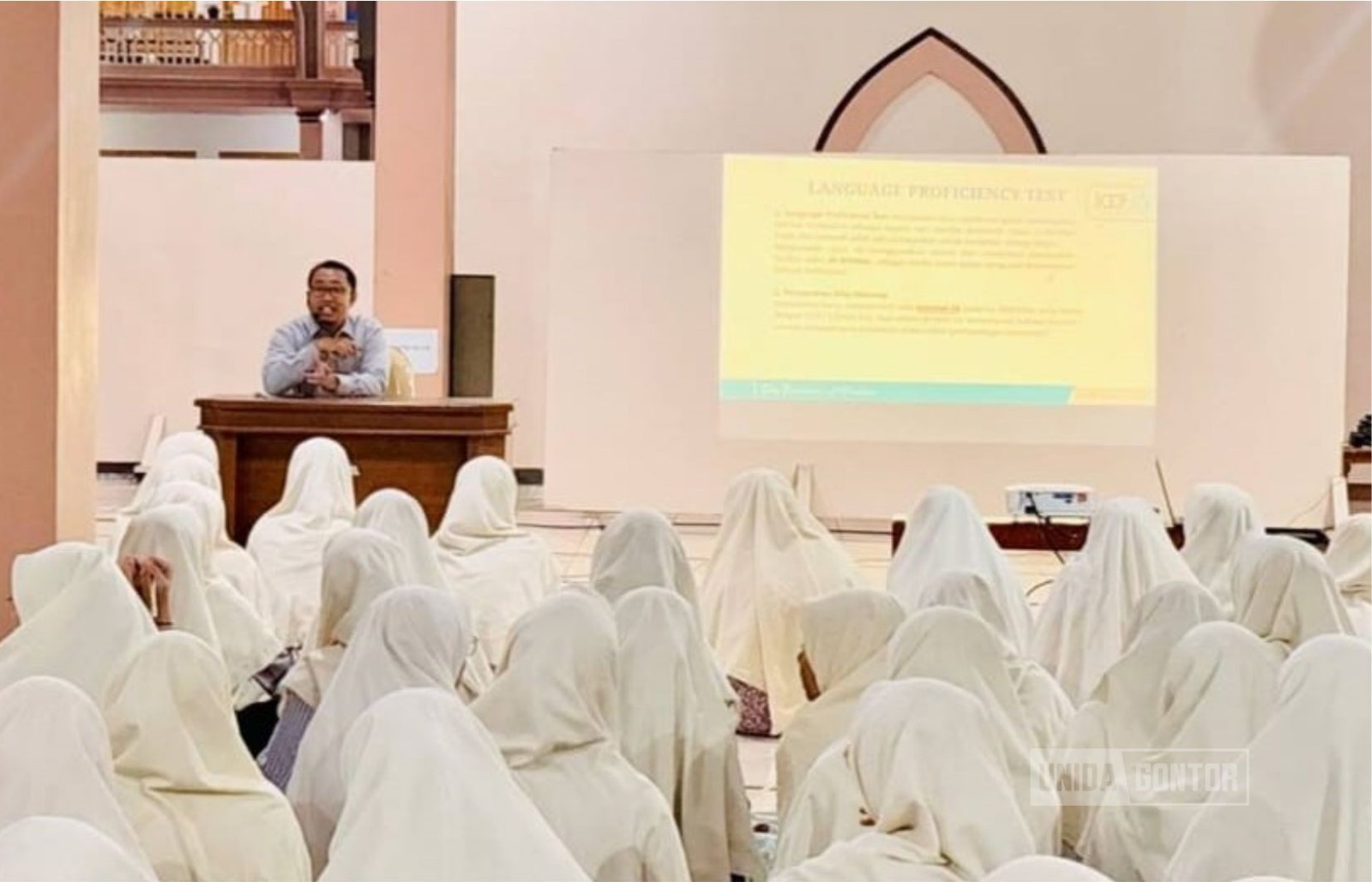 Mahasiswi tingkat akhir UNIDA Gontor mengikuti sosialisasi tes bahasa dan proofreading skripsi di Musholla Gedung Uzbekistan.