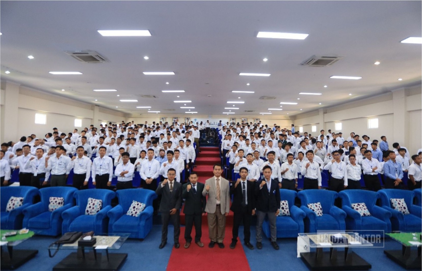 Mahasiswa baru UNIDA Gontor mengikuti Studium Generale dan Campus Orientation di Hall Gedung Terpadu