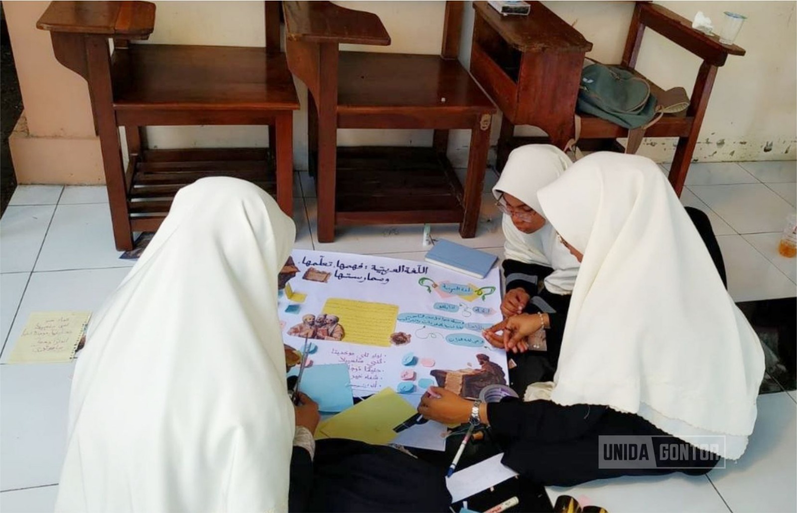 Mahasiswi non-KMI mengikuti kegiatan The Gathering of Non-KMI Students di Meeting Room DPB UNIDA Gontor.