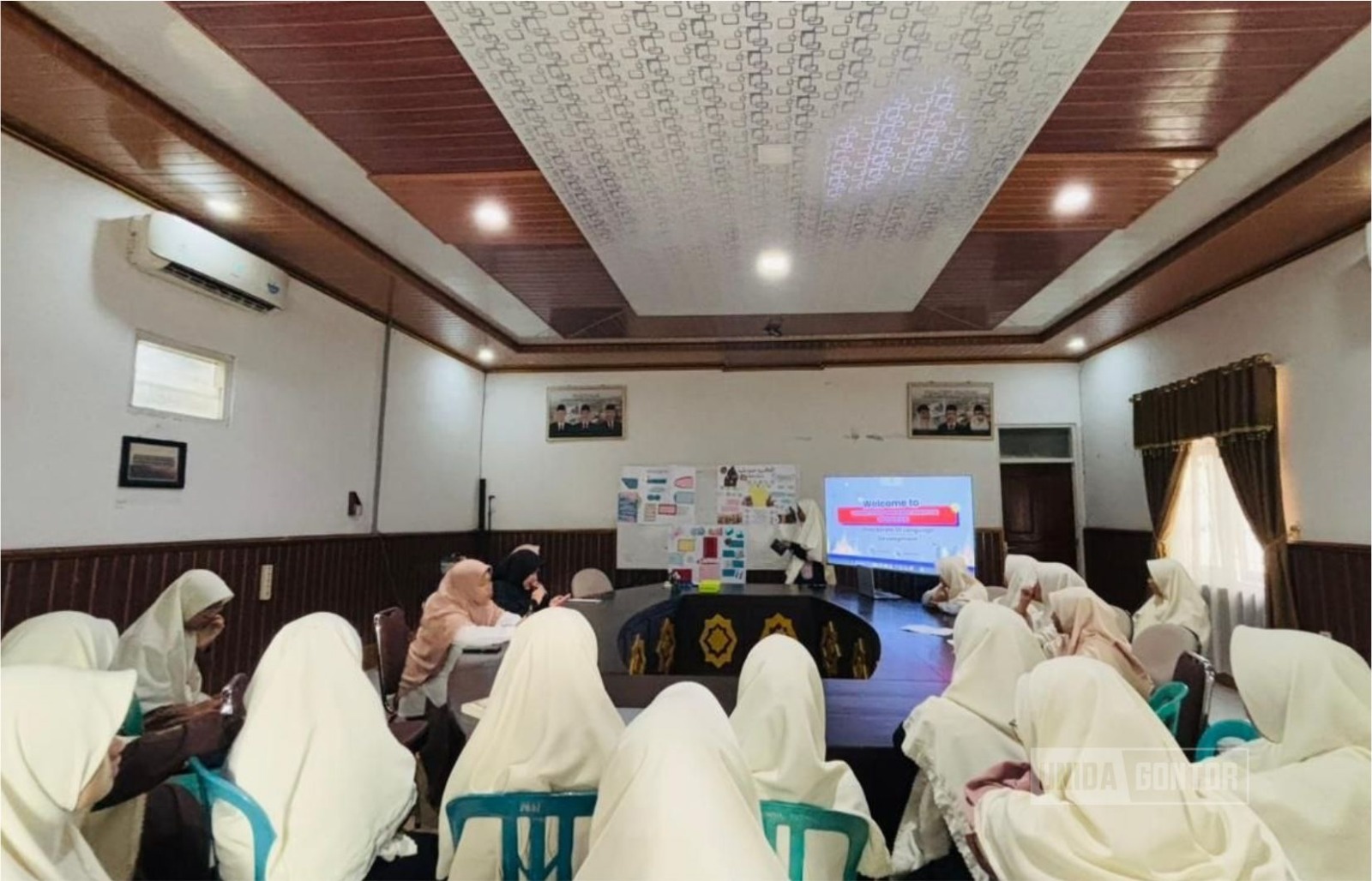 Mahasiswi non-KMI mengikuti kegiatan The Gathering of Non-KMI Students di Meeting Room DPB UNIDA Gontor.