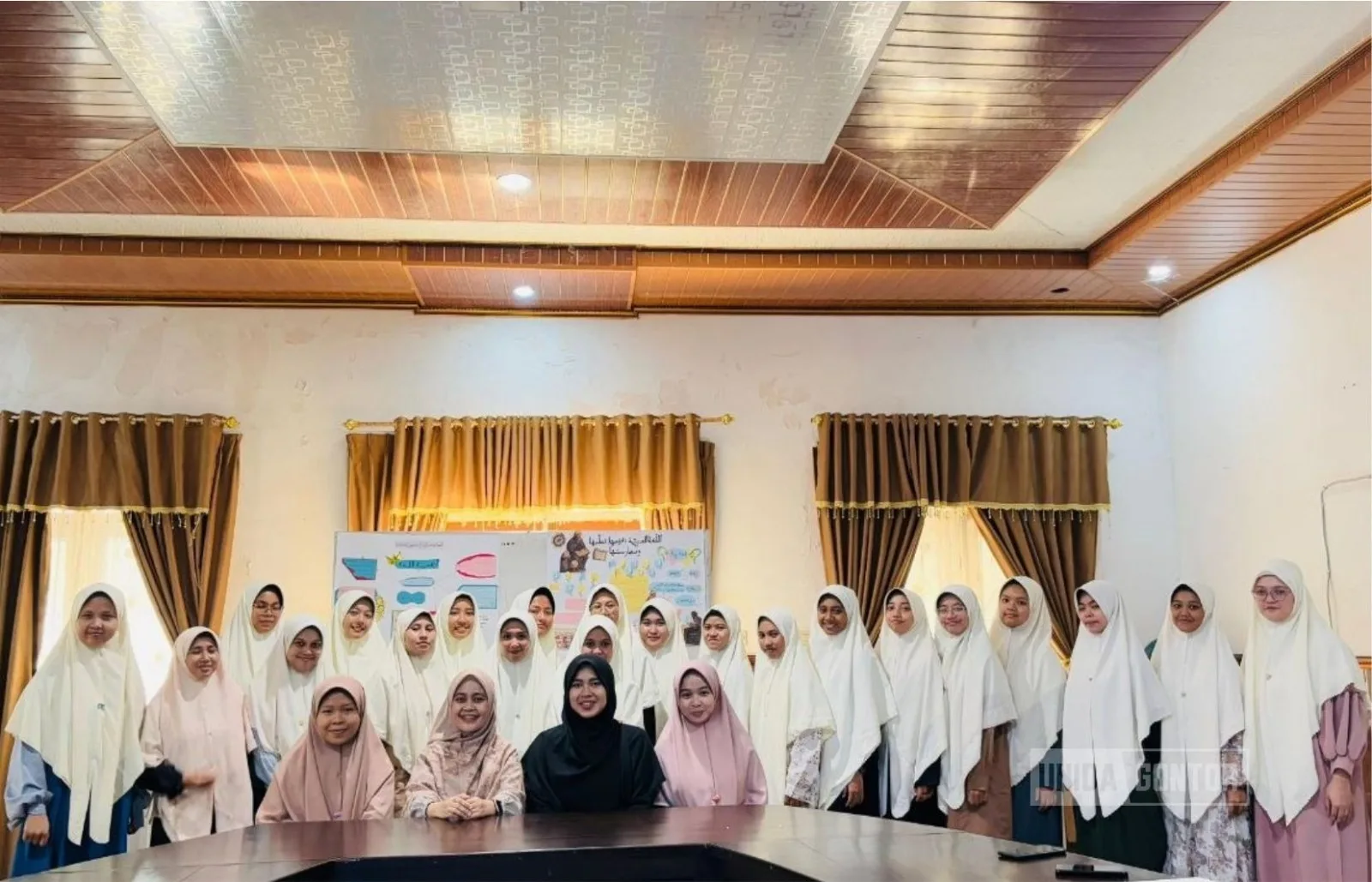 Mahasiswi non-KMI mengikuti kegiatan The Gathering of Non-KMI Students di Meeting Room DPB UNIDA Gontor.