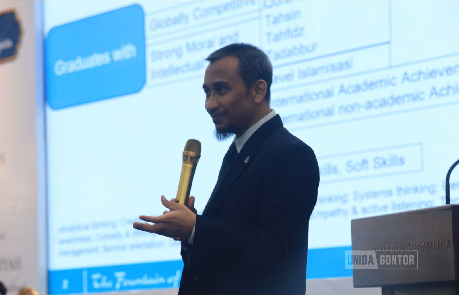 Mahasiswa baru UNIDA Gontor mengikuti Studium Generale dan Campus Orientation di Hall Gedung Terpadu