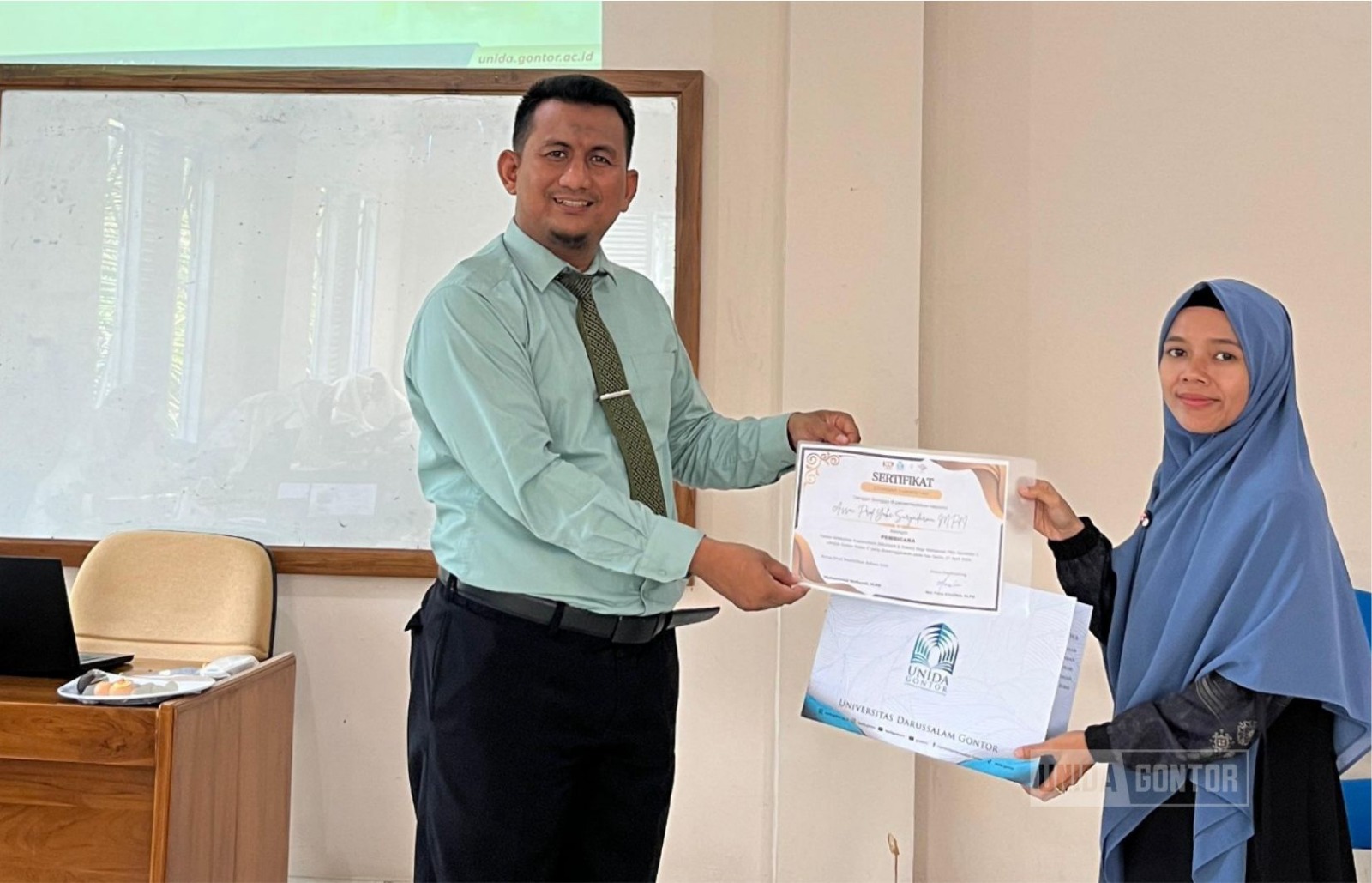 Mahasiswi PBA mengikuti workshop Microsoft Word dan Zotero di ruang kelas