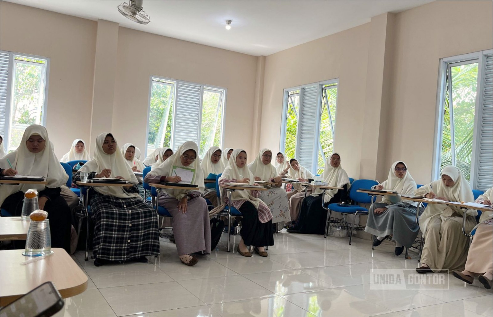Mahasiswi PBA mengikuti workshop Microsoft Word dan Zotero di ruang kelas