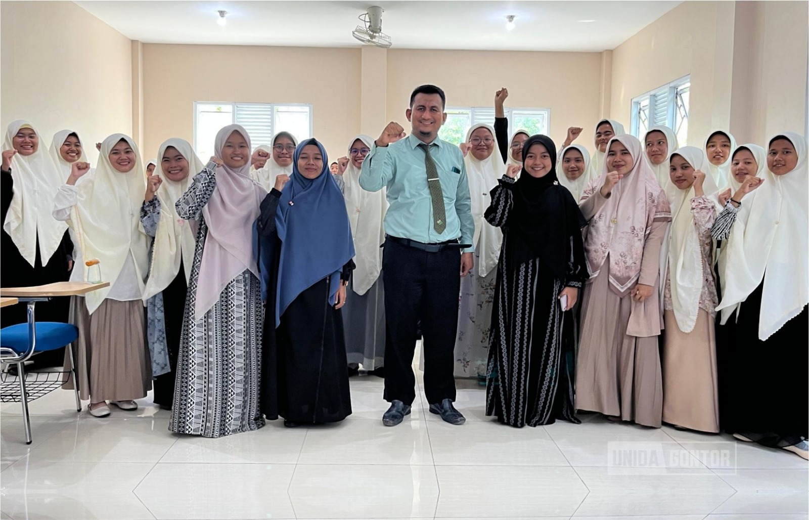 Mahasiswi PBA mengikuti workshop Microsoft Word dan Zotero di ruang kelas
