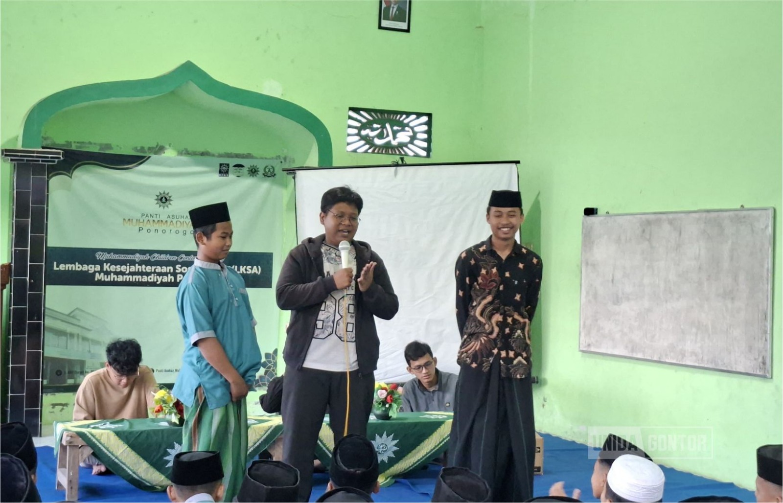 Mahasiswa Ilmu Komunikasi melakukan bakti sosial di Panti Asuhan Muhammadiyah Ponorogo dengan penyerahan bantuan sembako.