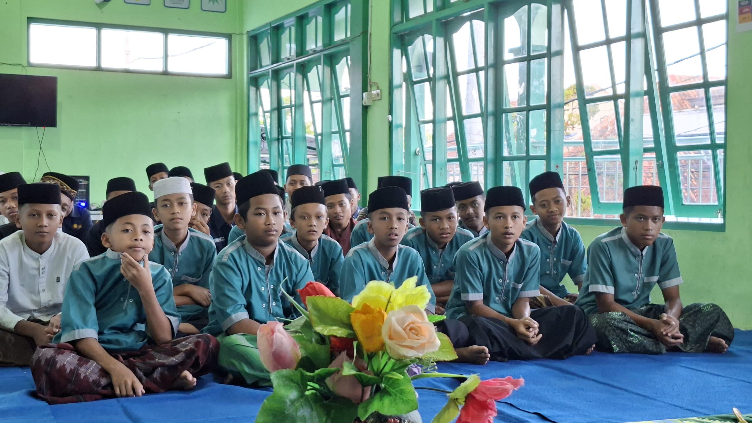 Mahasiswa Ilmu Komunikasi melakukan bakti sosial di Panti Asuhan Muhammadiyah Ponorogo dengan penyerahan bantuan sembako.